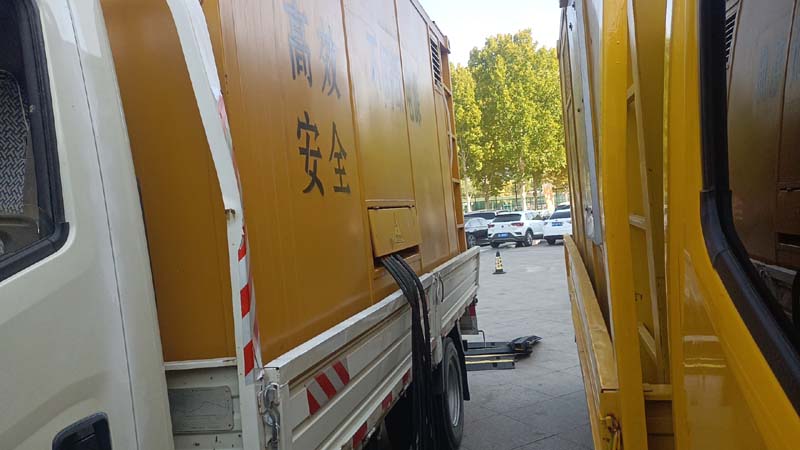黄平如何判断柴油发电机组和UPS电源的切换时间是否符合要求？