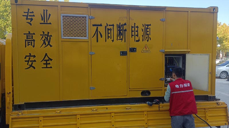 黄平柴油发电机组和UPS电源配合使用时，如何避免切换过程中的电力中断？